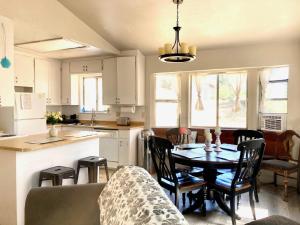 TuolumneNEW! Cozy & Secluded House w/Deck - Near Yosemite!的厨房以及带桌椅的用餐室。