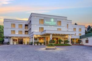 布莱尔港Lemon Tree Hotel, Port Blair的进入酒店入口的 ⁇ 染