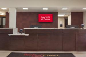 伊利Red Roof Inn PLUS & Suites Erie的机场所有客房都提供免费WiFi的标志
