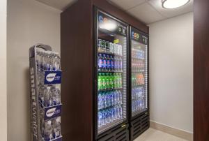伊利Red Roof Inn PLUS & Suites Erie的装满大量瓶装水的冰箱
