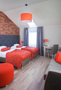 科希切日纳博勒沃库斯耶勒酒店的一间卧室配有两张床和一张书桌