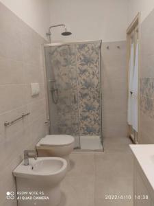 奥特朗托Villa Lucetta的带淋浴、卫生间和盥洗盆的浴室