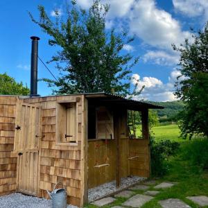蒙默思Bee Bole Cabin的一个带烟 ⁇ 和桶的木屋