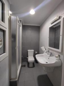 伯格埃拉伯E-Just Hotel Borg El Arab的浴室配有白色卫生间和盥洗盆。