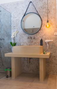 Sogliano CavourVilla Padula的浴室设有木制梳妆台和镜子