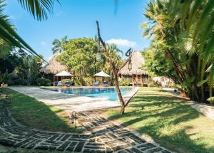 珀拉什奇亚龟背旅馆的享有度假村游泳池的景致。