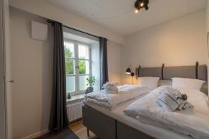 森讷堡Guesthouse的带窗户的客房内的两张床