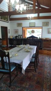 圣安东尼奥-杜皮尼亚尔Landhaus的一间配备有白色桌椅的用餐室