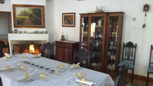 圣安东尼奥-杜皮尼亚尔Landhaus的一间带桌子和壁炉的用餐室