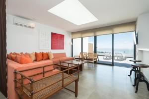 圣阿古斯丁图斯德拉凯莱海滩公寓的客厅配有沙发和桌子