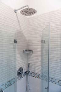 费拉约港阿葵玛莉娜酒店的带淋浴的浴室和玻璃门