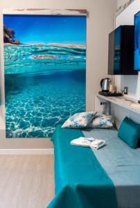 费拉约港阿葵玛莉娜酒店的一间卧室,拥有海洋壁画