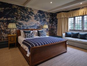 马姆斯伯里旧钟酒店的一间卧室配有一张大床和一张沙发