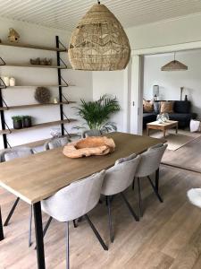 达默De Bijenkorf的客厅配有餐桌和椅子