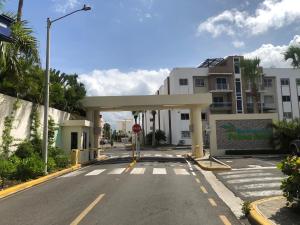 圣地亚哥洛斯卡巴Oasis Palma Real santiago, Republica Dominicana的一条空的街道,有停车标志的建筑