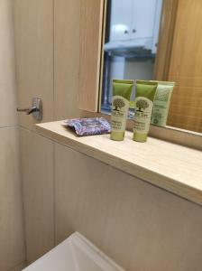 卡梅纳维洛拉Hotel Ritsa的浴室柜台在窗台上摆放着两件产品
