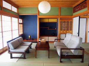 Haru, - Vacation STAY 66521v的客厅配有两把椅子和一张桌子