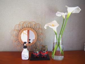 Haru, - Vacation STAY 66521v的一张桌子,上面有两瓶花,一面镜子和鲜花