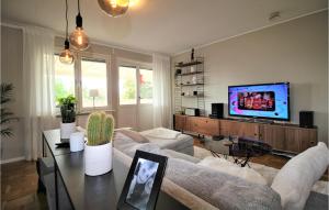 SundsbrukAmazing Home In Aln With Wifi And 3 Bedrooms的带沙发和电视的客厅