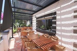 圣何塞德尔卡沃波萨达泰拉诺瓦酒店的庭院配有木桌和椅子