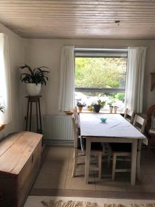 兰伯尔Maren's apartment on Randbøl Heath的一间带桌子和窗户的用餐室
