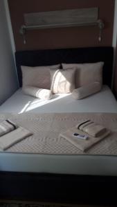 大格拉迪什泰Apartmani Cirkov的一张带两条毛巾和枕头的床