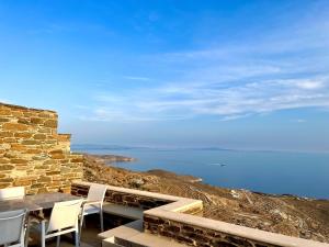 KardhianíDionysos Sea and Stone Luxury Villa的一个带桌椅的庭院和大海