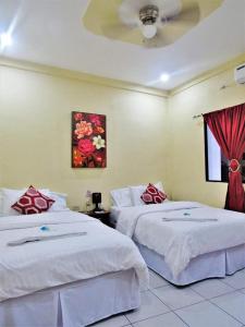 马塔加尔帕Hotel Palmeras de Elim的一间卧室设有两张床,墙上挂着一幅画