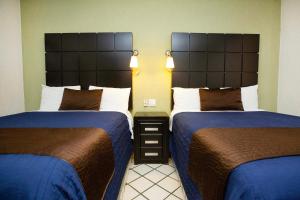 圣何塞德尔卡沃波萨达泰拉诺瓦酒店的配有两张蓝色和棕色床铺的酒店客房