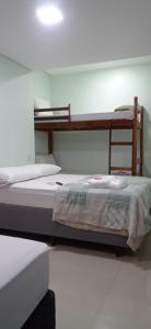 沙帕达-杜斯吉马朗伊斯POUSADA DA MAGA的一间卧室配有两张双层床。