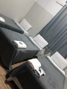 里奥韦尔迪Ágape Hotel的客房内的两张床和毛巾
