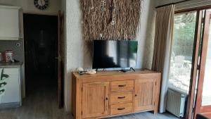 ScherpenisseBungalow de Pluumpot的厨房里木柜顶部的电视机