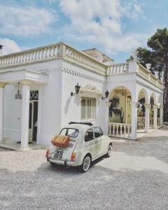 圣维托诺曼Masseria Principe di Puglia的停在白色房子前面的小汽车