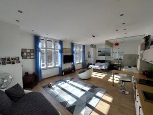 布达佩斯城堡阳光一室公寓的客厅配有沙发和桌子