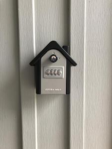 萨里John&Jane's House的门上的黑白电源插座