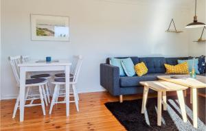 HenånAmazing Home In Henn With House Sea View的客厅配有沙发和桌椅