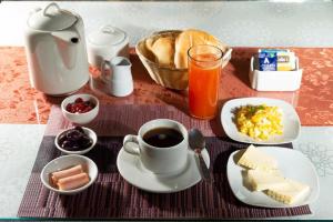 阿雷基帕Hotel La Posada de Ugarte的一张早餐桌,上面有咖啡和食物
