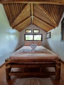 长滩岛长滩岛帕拉斯度假屋的一间卧室配有一张床,拥有心灵装饰