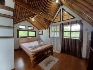 长滩岛长滩岛帕拉斯度假屋的一间设有床铺的卧室,位于带窗户的房间内