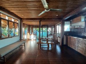 长滩岛长滩岛帕拉斯度假屋的一间设有桌子和长凳的客房,位于带窗户的建筑内