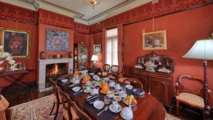 Grenfell格伦费尔厅的一间带桌子和壁炉的用餐室