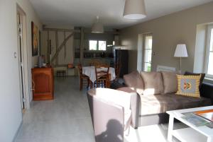 Créney-près-Troyes梅内格度假屋的客厅配有沙发和桌子