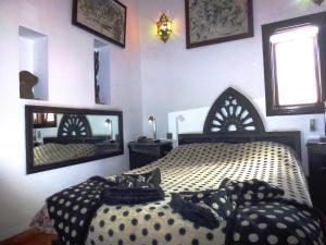 马拉喀什雷亚德拉胡斯住宿加早餐旅馆的一间卧室配有一张床和一面大镜子