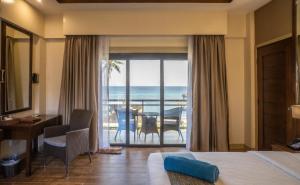 安达Parklane Bohol Resort and Spa的酒店客房享有海景