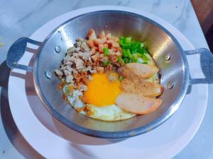 Mon JamPhu Fahsai Homestay的盘子里装鸡蛋和蔬菜的锅子