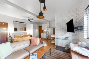 麦夸里港Fi's Beach Pad的带沙发的客厅和卧室