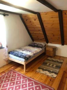 弗林布尔克Chata Klára的铺有木地板的客房内设有一间卧室和一张床。