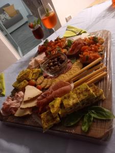 TeltiInfinitysarda的桌上有不同食物的盘子