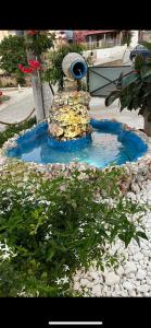 阿凯松Ilaeira rooms的花园中央的小喷泉