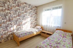 沃洛韦齐Садиба під Лісом的一间卧室设有两张床,墙上挂着照片